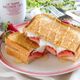 いちごとマシュマロのホットサンド。