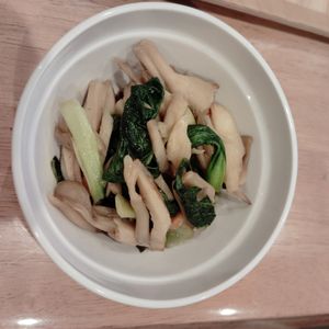 1150882の作ってみた!投稿(［ちくわと青梗菜と舞茸のバター醤油炒め］すぐできる！簡単副菜)