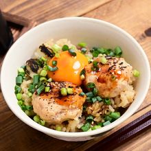 炊込みつくね丼「米粉でふわふわ月見つくね釜飯」