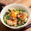 炊込みつくね丼「米粉でふわふわ月見つくね釜飯」