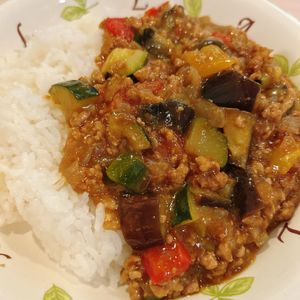 サラの作ってみた!投稿(【夏野菜キーマカレー】5分の煮込み、水分は野菜のみ)