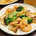 【エビとブロッコリーとキノコのガリバタ炒め】やみつき食感♪