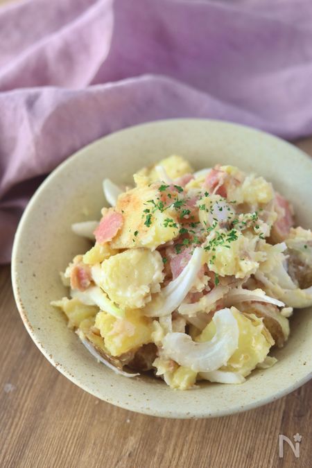 香ばしさとゴロゴロ感！新じゃがいもと新玉ねぎのホットサラダ