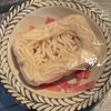 レンチン1発!ズボラでも簡単「うどんで味噌カルボナーラ」の工程1