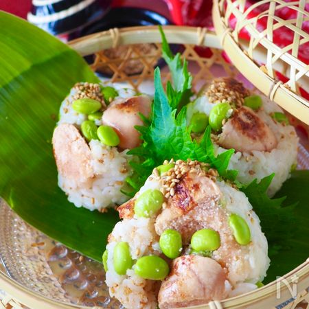 焼き明太 ごま油が香ばしい 焼き明太と枝豆のおにぎり By 道添明子 あーぴん レシピサイト Nadia ナディア プロの料理家のおいしいレシピ