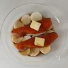 電子レンジで簡単！『ながいもと鮭のバター醤油蒸し』の工程2