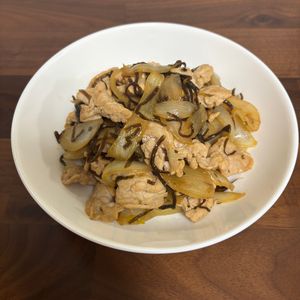 さらの作ってみた!投稿(【新玉ねぎと豚肉の塩こんぶ炒め】パパッと完成！リピ確定♪)