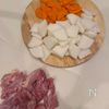 味がしみしみ♪【鶏肉と大根の味噌煮込み】の工程1