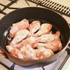 仕上げにかけるパン粉で揚げない★つけチキンの工程2