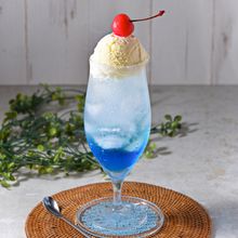 夏休みにぴったりおやつ！子どもが喜ぶ青いクリームソーダ