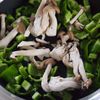 油控えめ。豚肉となすピーマンのナンプラー炒めの工程2