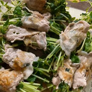 ひーこの作ってみた!投稿(たれもめっちゃ美味しい♡レンチン豆苗の豚ばら巻き)