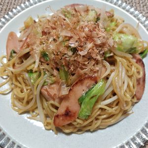 よっこの作ってみた!投稿(1食約92円！魚肉ソーセージdeシンプル焼きそば)
