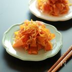 ひらひらにんじんとじゃこのオイスターソース炒め