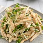 レンジで簡単節約レシピ♡鶏むね肉とかいわれのわさび醤油サラダ