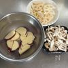 ご飯が進む！【さつまいもと蓮根ときのこのにんにく味噌炒め】の工程1