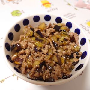 なーなの作ってみた!投稿(トロける旨さ!大人も子供もがっつく♡︎茄子そぼろ丼)