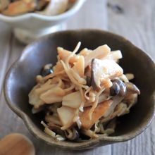焦げ目のついたキノコが香ばしい！【焼きキノコのマリネ】