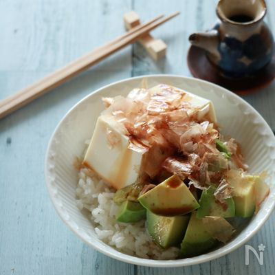 豆腐とアボカドのおかかわさび丼