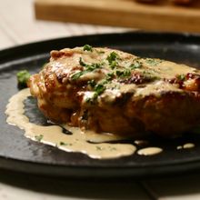 鶏むね肉のふっくら蒸し煮　チーズクリームソース