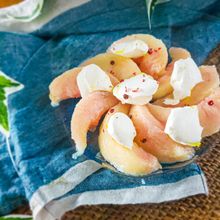 冷たいおもてなし前菜に！桃とクリームチーズのカプレーゼ