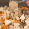 給食でも人気!【鶏と根菜の煮物】の工程3