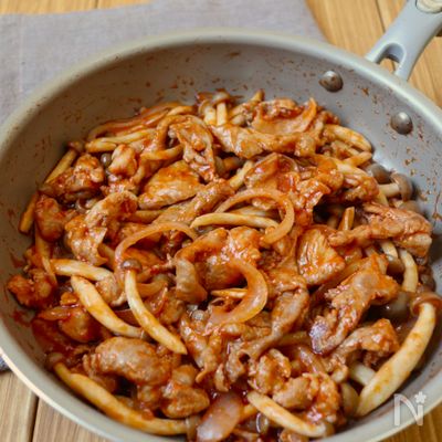 ワンパン10分!【豚こま肉ときのこのケチャップ炒め】