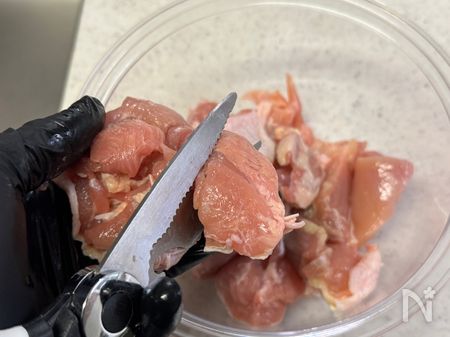 鶏もも肉をひと口大に切る