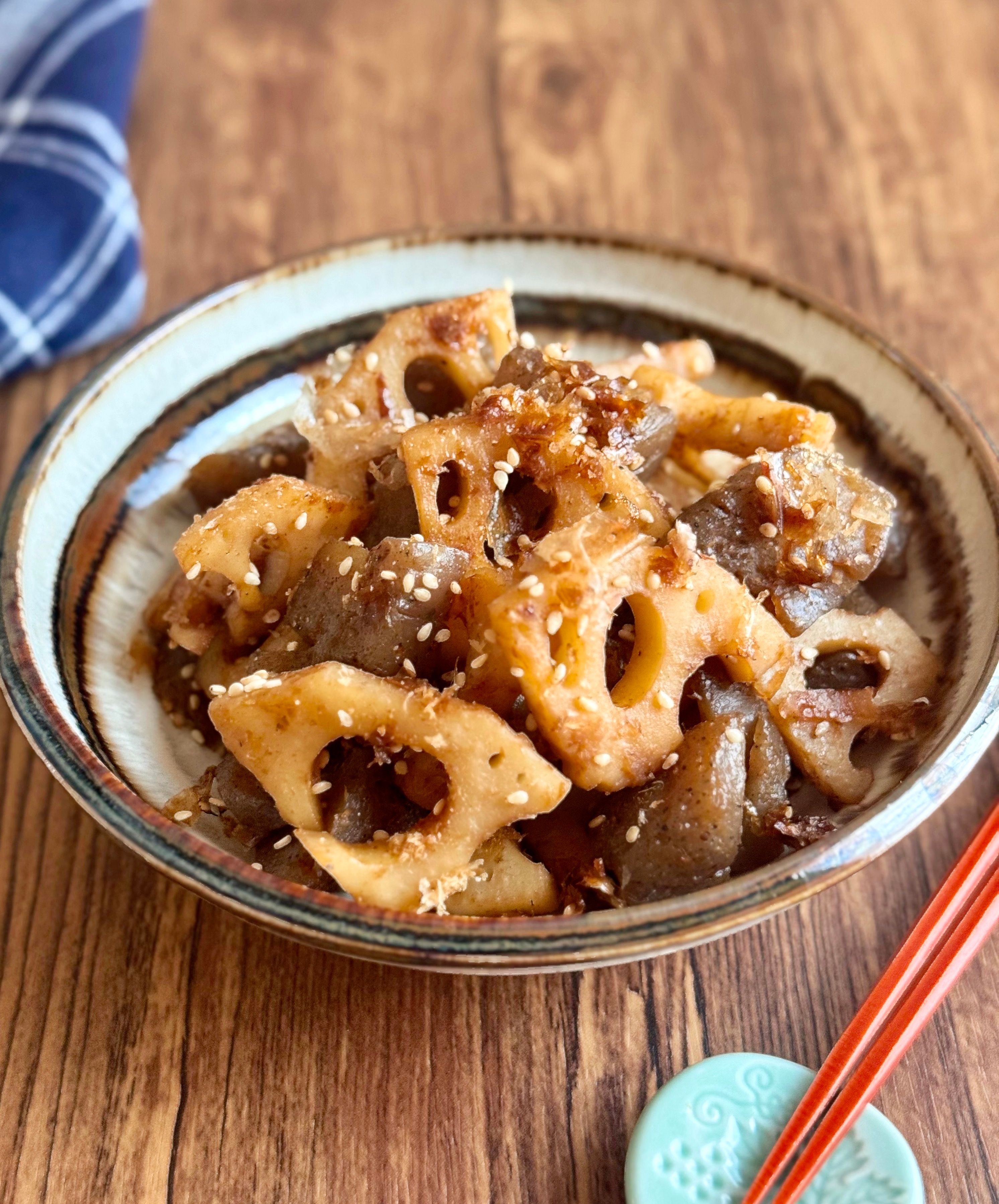 お助け！あと一品に【れんこんとこんにゃくの甘辛炒め】 | レシピ