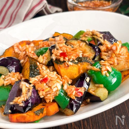 肉いらずの満足おかず！彩り夏野菜のピリ辛香味だれ