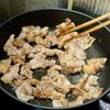食材2つ！【ピーマンと豚ばらの甘辛生姜炒め】の工程3