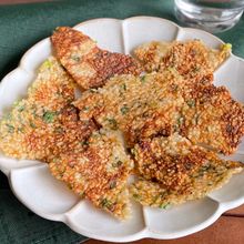 レンジでパリパリッ!余った冷ご飯で「ねぎ味噌せんべい」