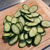 切って漬けるだけでやみつき!「焼肉屋の塩ダレきゅうり」の工程1