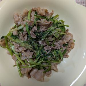 ゆきちんの作ってみた!投稿(ワンパンで！身体いたわる【豚こまとせりのオイスター炒め】)