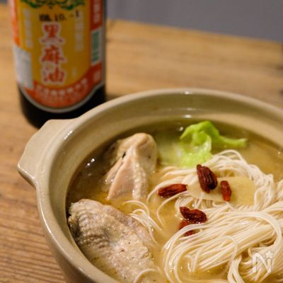 台湾薬膳スープ〖麻油鶏〗黒ゴマ油鶏肉酒煮込み（動画あり）