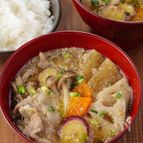 具沢山でおかずになる！豚こまと秋が詰まったごま味噌とん汁