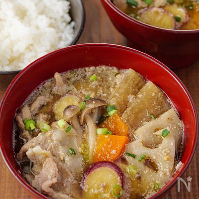 具沢山でおかずになる！豚こまと秋が詰まったごま味噌とん汁