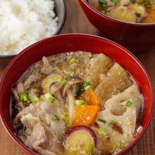 具沢山でおかずになる!豚こまと秋が詰まったごま味噌とん汁