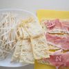 もやしを油揚げと薄切り肉で巻いたエコおかずの工程1