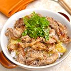 【豚こまと長ねぎのレモン塩こうじ丼】さっぱり味でご飯が進む！