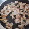 人参と豚バラのおかか醤油炒めの工程1