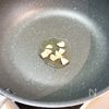 鶏モモ肉とアボカドの塩レモン炒めの工程2