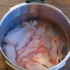 鶏もも肉と手羽元で作る。あさりの旨味を足した『タッカンマリ』の工程2