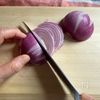 りんご酢でフルーティな味わい【紫玉ねぎのピクルス】の工程1