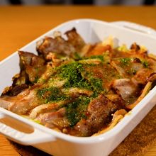 カリッとした食感が最高!豚バラとキャベツのチーズソース焼き