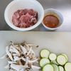 旨辛♡食欲そそる【豚こまとズッキーニのコチュマヨ炒め】の工程1