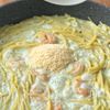 【ワンパン10分で濃厚♪】海老とバジルのクリームパスタの工程3