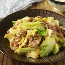 春のスタミナごはん!【豚こまと春キャベツのガリバタ炒め】