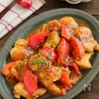 ごはんがすすむ！鶏肉とトマトのガリバタ炒め