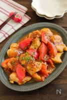 ごはんがすすむ！鶏肉とトマトのガリバタ炒め